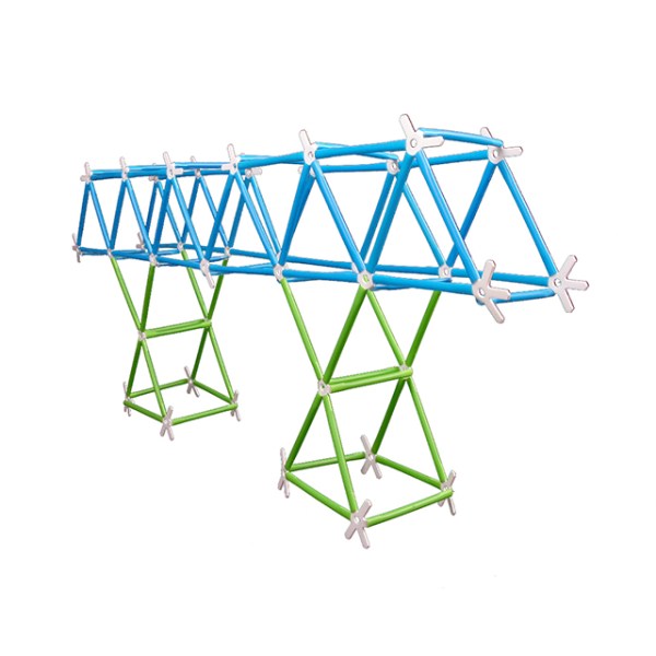 En bro byggd av ihopsatta plastkonstsruktioner